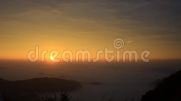 早晨的雾在山上时间流逝视频的预览图