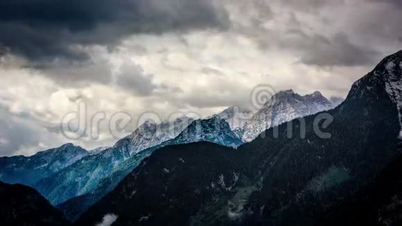 从奥地利阿尔卑斯山和洛费尔市时间推移的豪斯洛德比奇湖看风景视频的预览图