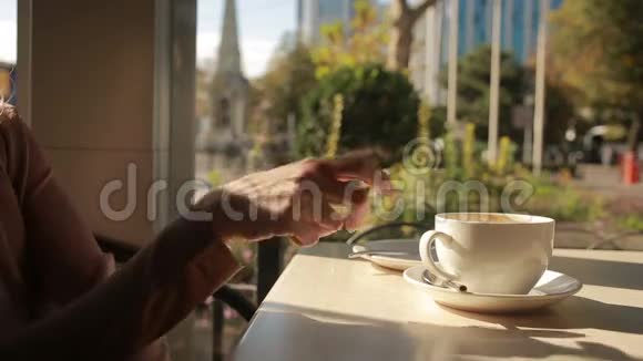 女人把慕斯从咖啡里调出来吃关上杯子视频的预览图