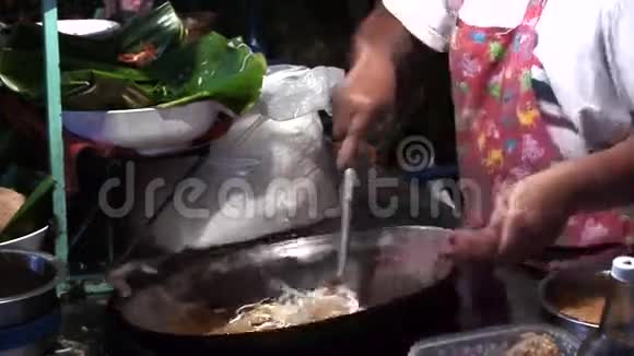 户外烹饪泰国菜煎煮油馅饼视频的预览图