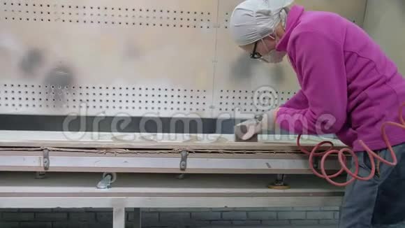 女工人做老化门的效果木质室内门的生产视频的预览图