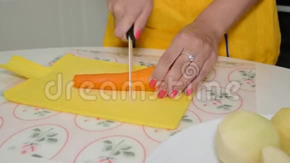 女人在切割板上切胡萝卜视频的预览图