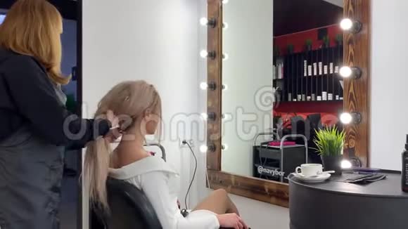 理发师在沙龙里做造型视频的预览图