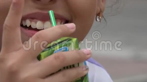 女孩喝酒口渴口渴饮料视频的预览图