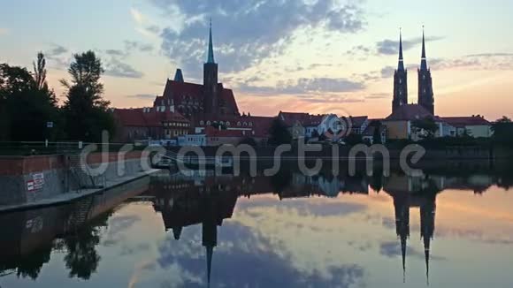 在图姆斯基岛和施洗者圣约翰大教堂的Wroclaw景观波兰视频的预览图