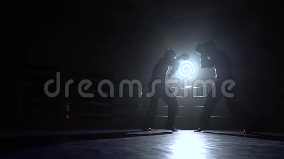 两个人在黑暗中在擂台上战斗视频的预览图