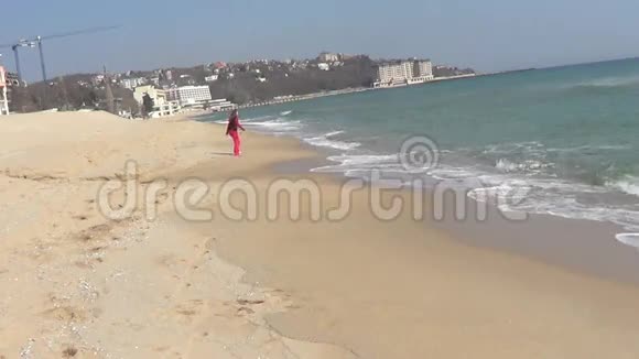 在海边奔跑的女人视频的预览图