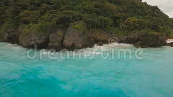 暴风雨天气下的海岸海鸟瞰菲律宾长滩岛视频的预览图