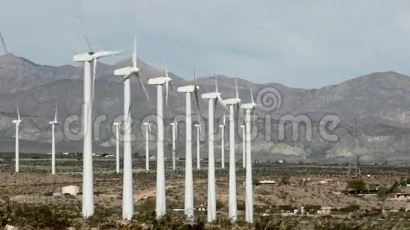 加州棕榈泉附近的风力发电机视频的预览图