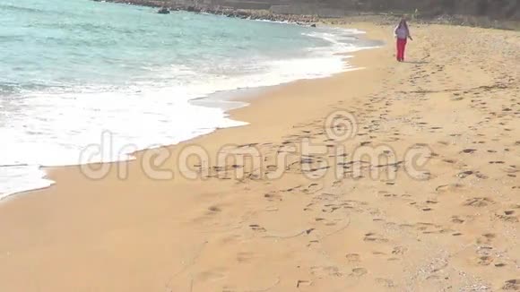 在海边奔跑的女人视频的预览图