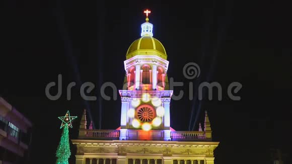 夜间教堂顶部的彩色照明运动视频的预览图