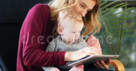 妈妈和宝宝在家用数码平板电脑视频的预览图