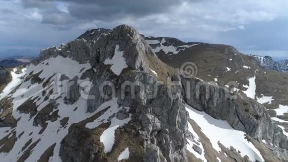 黑山杜米托山脉的鸟瞰图视频的预览图