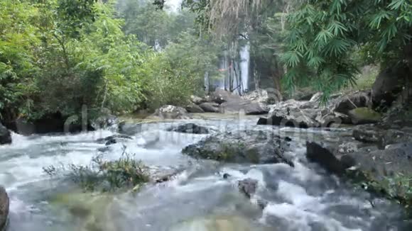 美丽的瀑布视频的预览图