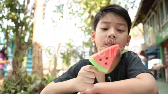 小亚洲男孩喜欢吃冰淇淋视频的预览图