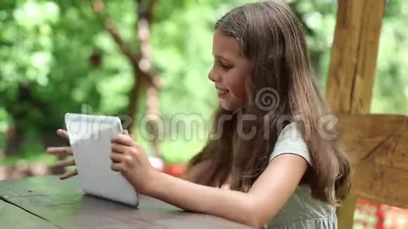 在平板电脑上玩游戏的女孩视频的预览图