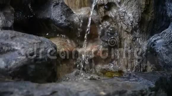 瀑布和岩石石头视频的预览图