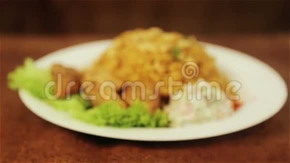 食物肉和花生煮饭阿拉伯皮拉夫加肉酱和花生视频的预览图
