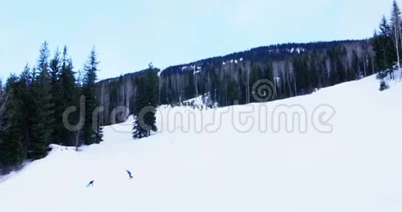 人们在雪山上滑雪视频的预览图