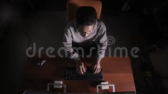 晚上在黑暗的办公室黑客入侵电脑系统视频的预览图