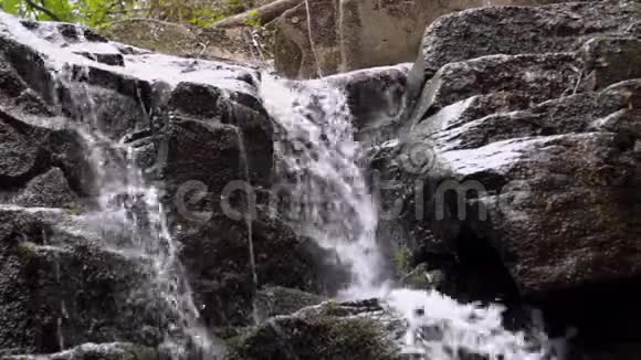 美丽的溪水景观石头上的瀑布流视频的预览图
