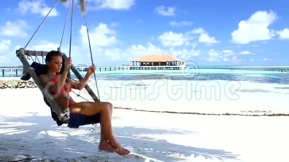 美丽的女人在马尔代夫休息视频的预览图