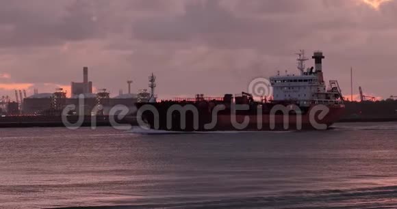 驶进鹿特丹港的工业货船视频的预览图