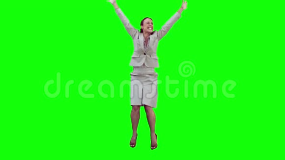 快乐的女人慢慢地举起手臂视频的预览图