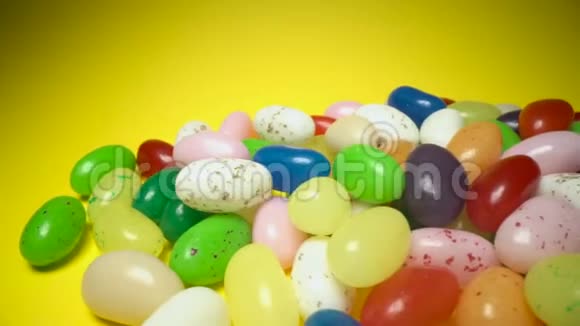 一堆美味的彩色咀嚼糖果背景黄色背景的彩色糖果视频的预览图