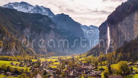 瑞士山瀑布瑞士航空4k视频的预览图