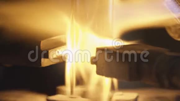 在玻璃吹制厂烧制玻璃视频的预览图