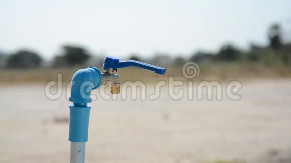 缺水和干热土地上的男孩视频的预览图