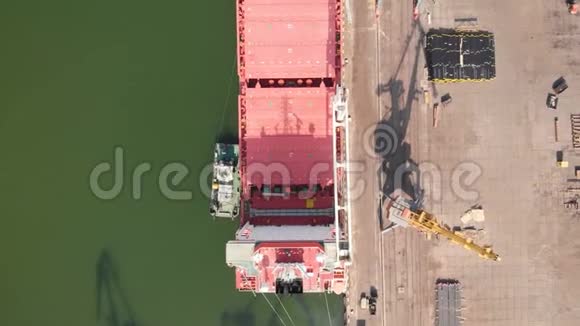 港口泊位附近船舶装载的鸟瞰图把丝杆装上视频的预览图