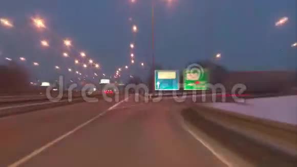 夜间在公路支路上行驶视频的预览图