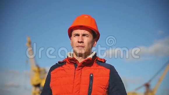 一个穿橙色衣服的建筑工人的肖像视频的预览图