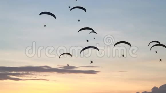 橙色日落天空的滑翔伞一组视频的预览图