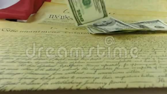 百美元钞票堆积在美国宪法上视频的预览图