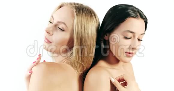 两个美丽的女人在白色视频的预览图