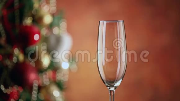喝香槟和圣诞树视频的预览图