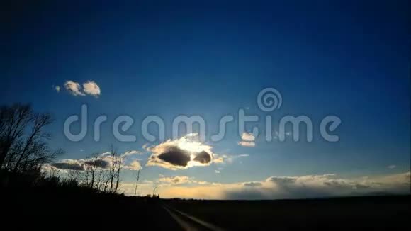 时光流逝灿烂的太阳和云彩伴随着道路视频的预览图