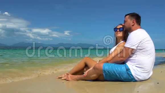 海滩上的浪漫情侣视频的预览图