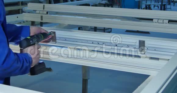 手工工人组装PVC门窗制造业工作有选择的焦点铝和PVC工厂视频的预览图