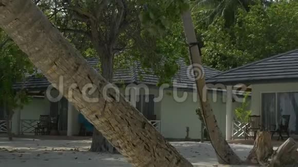 海滩别墅别墅在一个热带岛屿视频的预览图