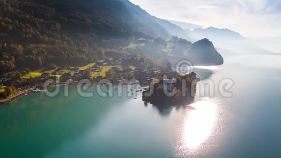 阳光明媚的布里恩斯湖绿松石瑞士伊塞尔瓦尔德机场4k视频的预览图