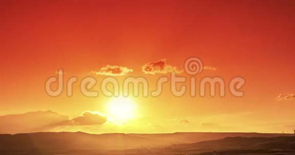 日落的景象伴随着太阳落山和云层的背景时间流逝的镜头视频的预览图