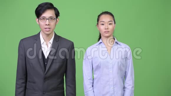 年轻的亚洲商业夫妇在一起聊天视频的预览图