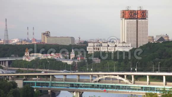 卢日涅茨基地铁大桥和俄罗斯科学院景观视频的预览图