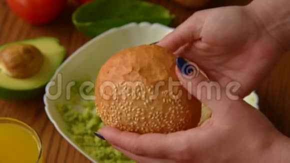 女人在烤三明治面包上撒鳄梨视频的预览图