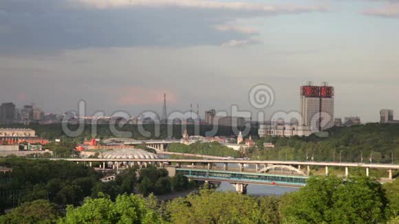 卢日涅茨基地铁大桥和俄罗斯科学院景观视频的预览图