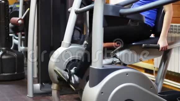 在健身室里骑自行车的女孩视频的预览图